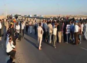 سكان برج الكيفان يقطعون الطريق احتجاجا على أوضاع الطرقات