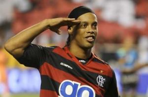 بعد تعرضه للهجوم.. رونالدينيو لا يريد المغادرة