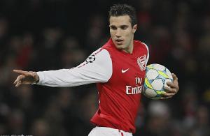 فان بيرسي يجامل برشلونة ويزور مقر إقامتهم في لندن