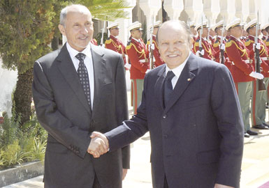 رئيس المجلس الوطني الانتقالي الليبي يختتم زيارته للجزائر