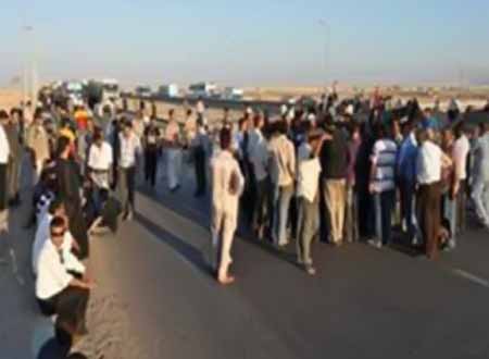 سكان برج الكيفان يقطعون الطريق احتجاجا على أوضاع الطرقات