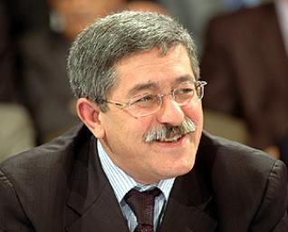 البيض: أويحيى يحذر من مغبة توظيف الديمقراطية