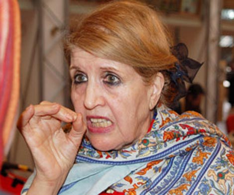 زينب الميلي في رحلة علاج بباريس