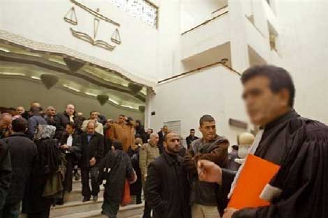 المحضرون القضائيون يؤكدون أن استخلافهم قانوني ودون مقابل