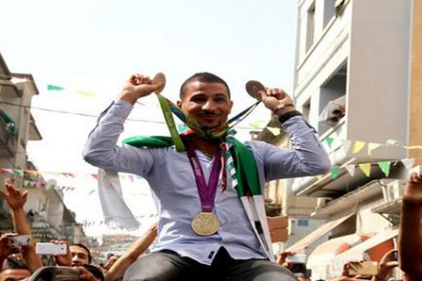 والي سوق أهراس يهدي توفيق مخلوفي رحلة إلى جزر المالديف