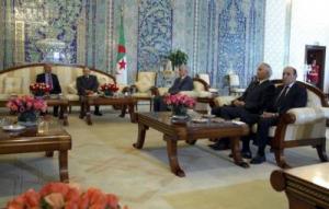 Algérie / Libye : Le président Bouteflika s'entretient en tête-à-tête avec le président du CNT libyen
