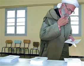 الأحزاب السياسية تنتشر في البلاد بحثا عن صوت المواطن