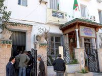 En dépit de la crise interne