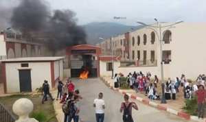 بالفيديو...تلاميذ يضرمون النار في مدخل ثانويتهم بولاية تيبازة..!