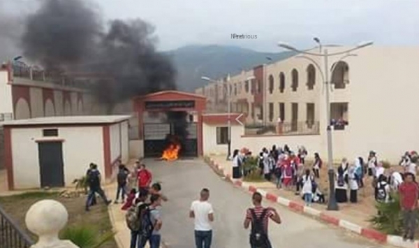بالفيديو...تلاميذ يضرمون النار في مدخل ثانويتهم بولاية تيبازة..!