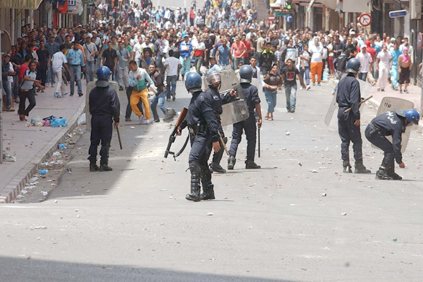 منحرفون يطلقون النار على الشرطة واعتداءات بالحجارة والسيوف بباتنة