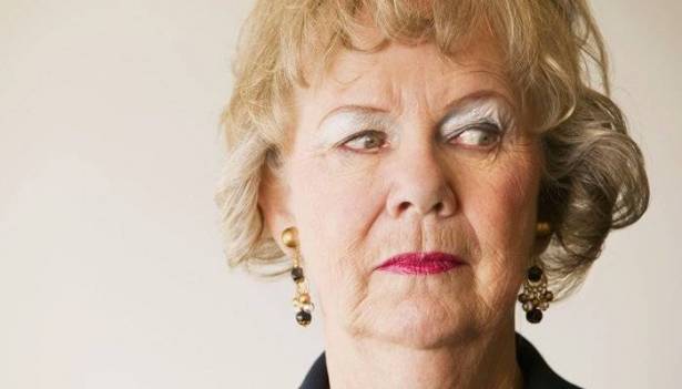 كيف تكتشفين من اللقاء الأول أنك لم تعجبي حماتك المستقبلية؟