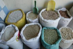 سماسرة الحبوب الجافة يغرقون السوق السوداء في الجنوب