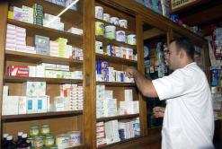 ممرضون يستثمرون وقت راحتهم في العمل بالصيدليات