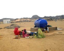 اللاجئون الماليون يعسكرون بالحدود الجزائرية ويرددون نشيد الشهداء