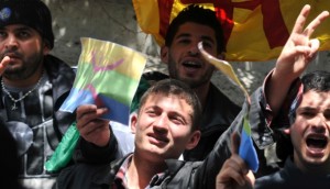 عناصر «الماك» والأرسيدي يتهجمون على بن بلة في مسيرة بالعاصمة