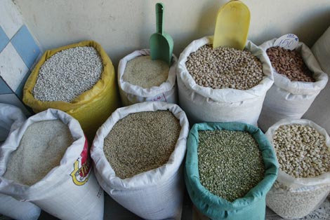 سماسرة الحبوب الجافة يغرقون السوق السوداء في الجنوب