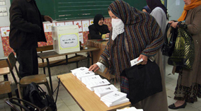 Les bulletins de vote de type et de couleurs uniformes