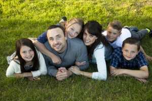 هل فعلاً يفضل الأهل ولداً على آخر؟