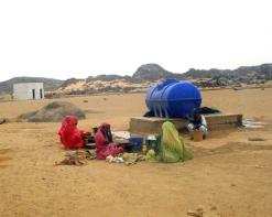 اللاجئون الماليون يعسكرون بالحدود الجزائرية ويرددون نشيد الشهداء