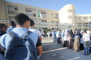 مدير تنفيذي ينهال بالضرب على تلميذ داخل متوسطة بغليزان