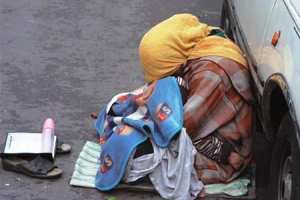 نساء وأطفال أجبرتهم الظروف على التسول ليلا بورقلة