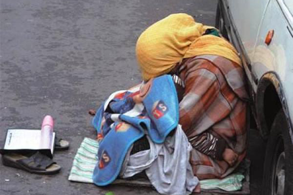 نساء وأطفال أجبرتهم الظروف على التسول ليلا بورقلة