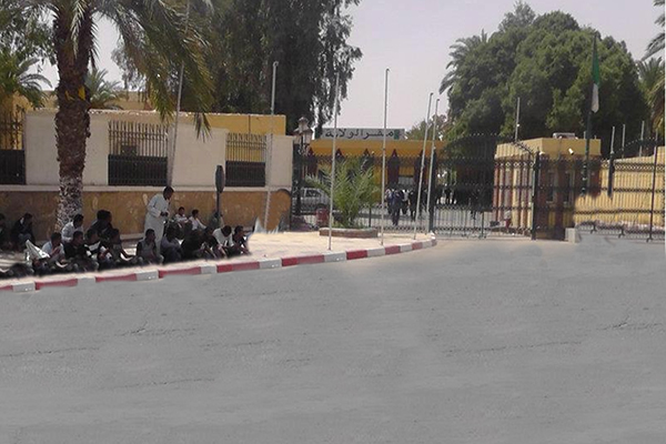 عمال الجزائرية للمياه بورقلة يشلون 10 مراكز