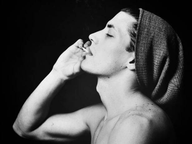 4 مؤشّرات تؤكّد أن صديق ابنك غير أهلٍ للثقة