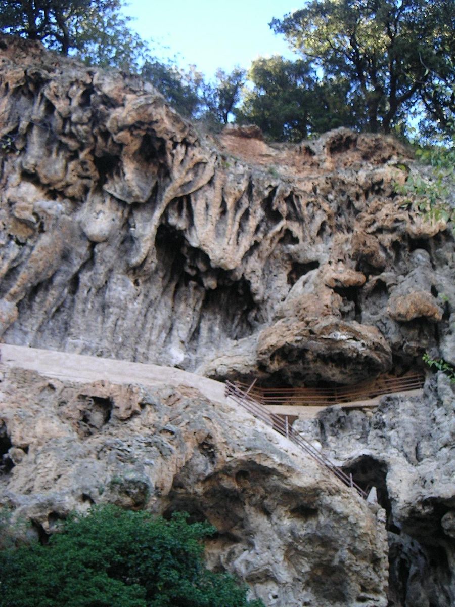 Découverte de deux grottes troglodytes