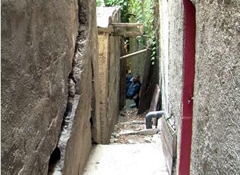 Trois maisons s'effondrent