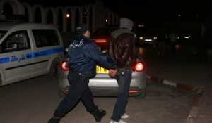 الإطاحة بشخصين يسرقان النساء في سوق أهراس