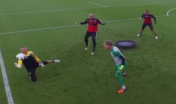 فيديو.. فريق إنجليزي يبتكر تمريناً رائعاً لحراس المرمى
