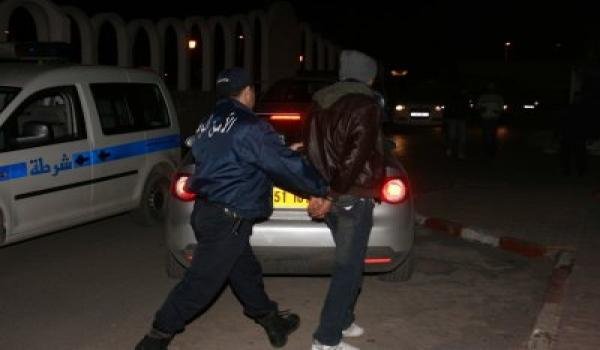 الإطاحة بشخصين يسرقان النساء في سوق أهراس