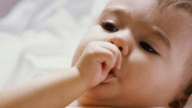 لمص الابهام و قضم الاظافر... حسناته!