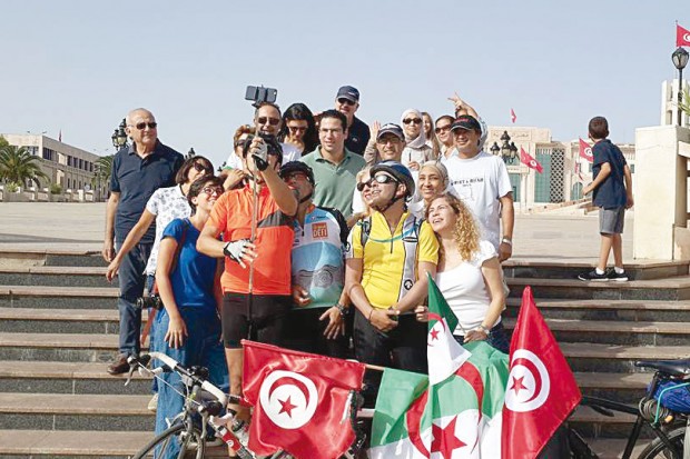 Deux Tunisiens et un Algérien font Alger-Tunis à vélo