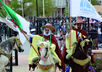 Parade populaire dans les rues de la ville
