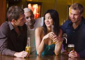 لماذا تخال الفتاة أن كلّ الرجال متيّمون بها؟