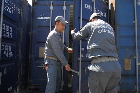 جمارك ميناء وهران تحتجز حاويات لمستوردين