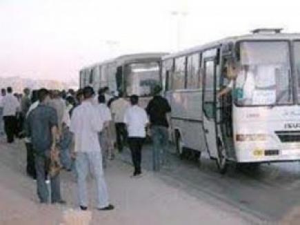 أصحاب النقل الحضري يشلون حركة المرور وسط مدينة عين ولمان بسطيف