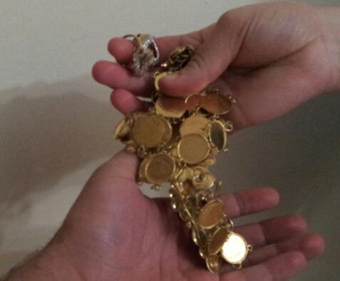 Il promet le mariage pour voler des bijoux