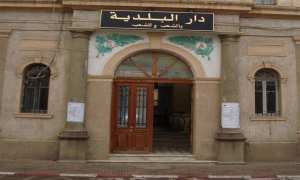 عمال بلدية عين طارق يطالبون بدفع أجورهم المتأخرة في غليزان