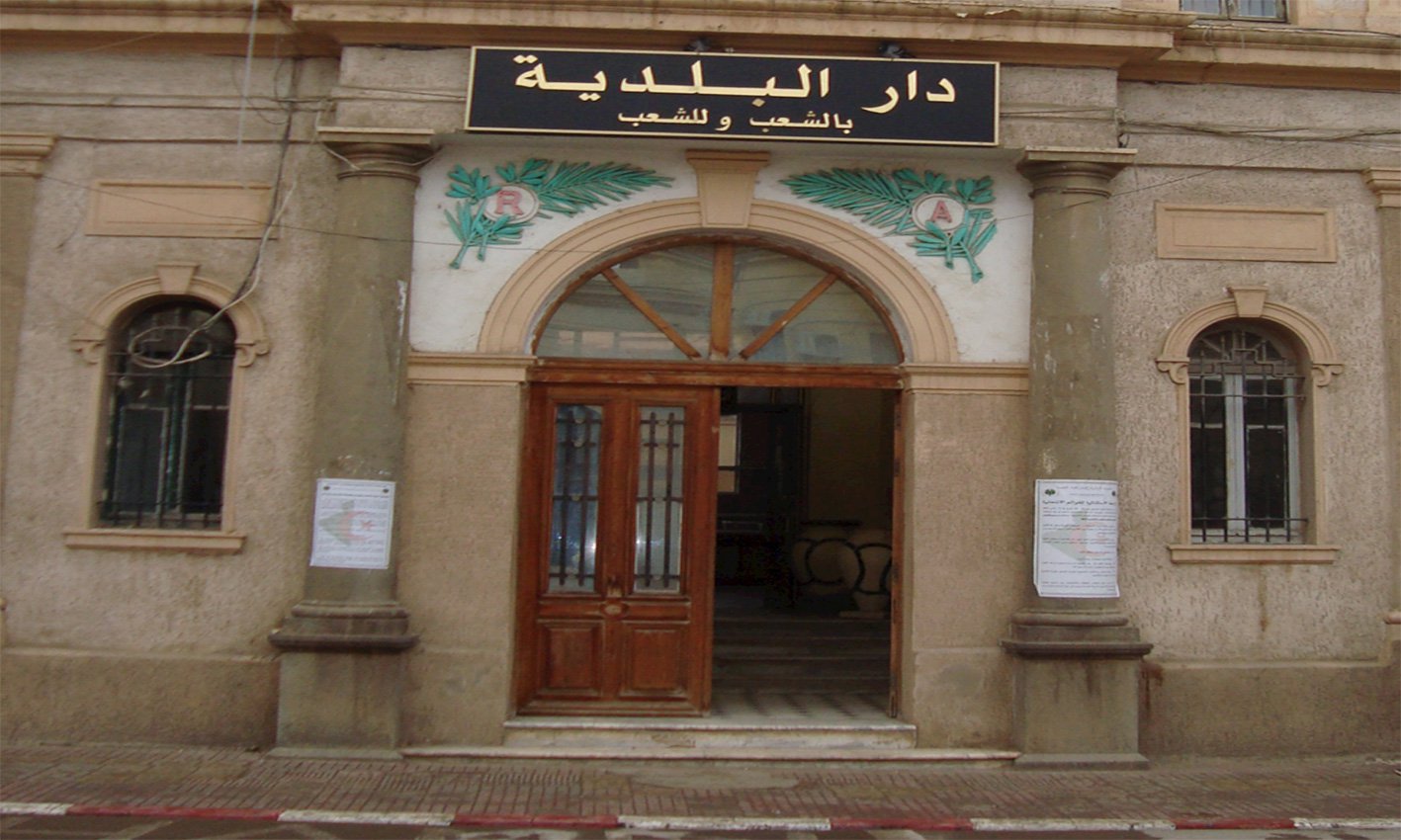 عمال بلدية عين طارق يطالبون بدفع أجورهم المتأخرة في غليزان