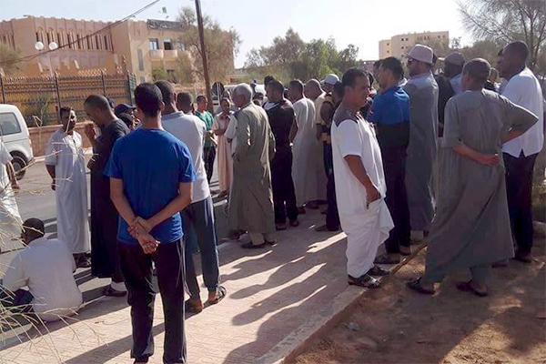 غاضبون يقطعون الطريق احتجاجا على فواتير الكهرباء بتندوف