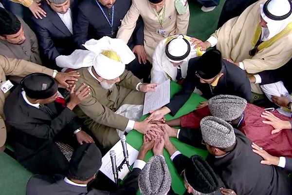 حبس شاب ووضع 17 شخصا تحت الرقابة بسبب