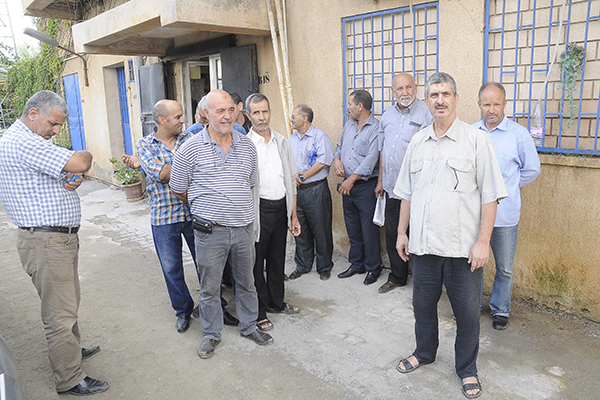 مستفيدون من قطع أرضية بالدويرة يحتجون ويطالبون زوخ بالتدخل