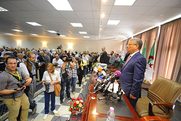 أنصار سعداني في وقفة مساندة وتضامن بباتنة