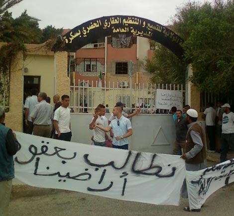 محتجون يقتحمون الوكالة العقارية طلبا للعقود في بسكرة