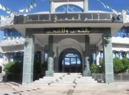 احتجاج المشطوبين من صفوف الجيش أمام مقر ولاية سطيف