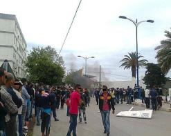 إصابة 42 شرطيا وحرق 10 سيارات للأمن وتوقيف 13 شابا بجيجل